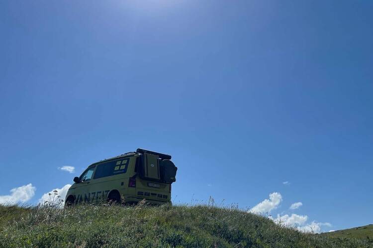 VW California Beach im Sonnenschein