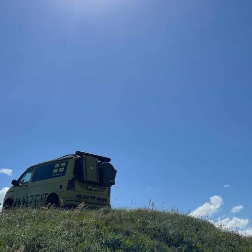 VW California Beach im Sonnenschein