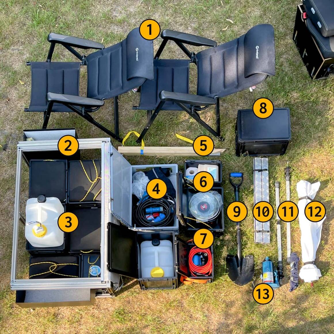 Camperraum #7, unsere Ausrüstung hinter der Sitzbank: Stühle, Campingbox, Wasser, Trenntoilette, Duschzelt, Wagenheber u.a.
